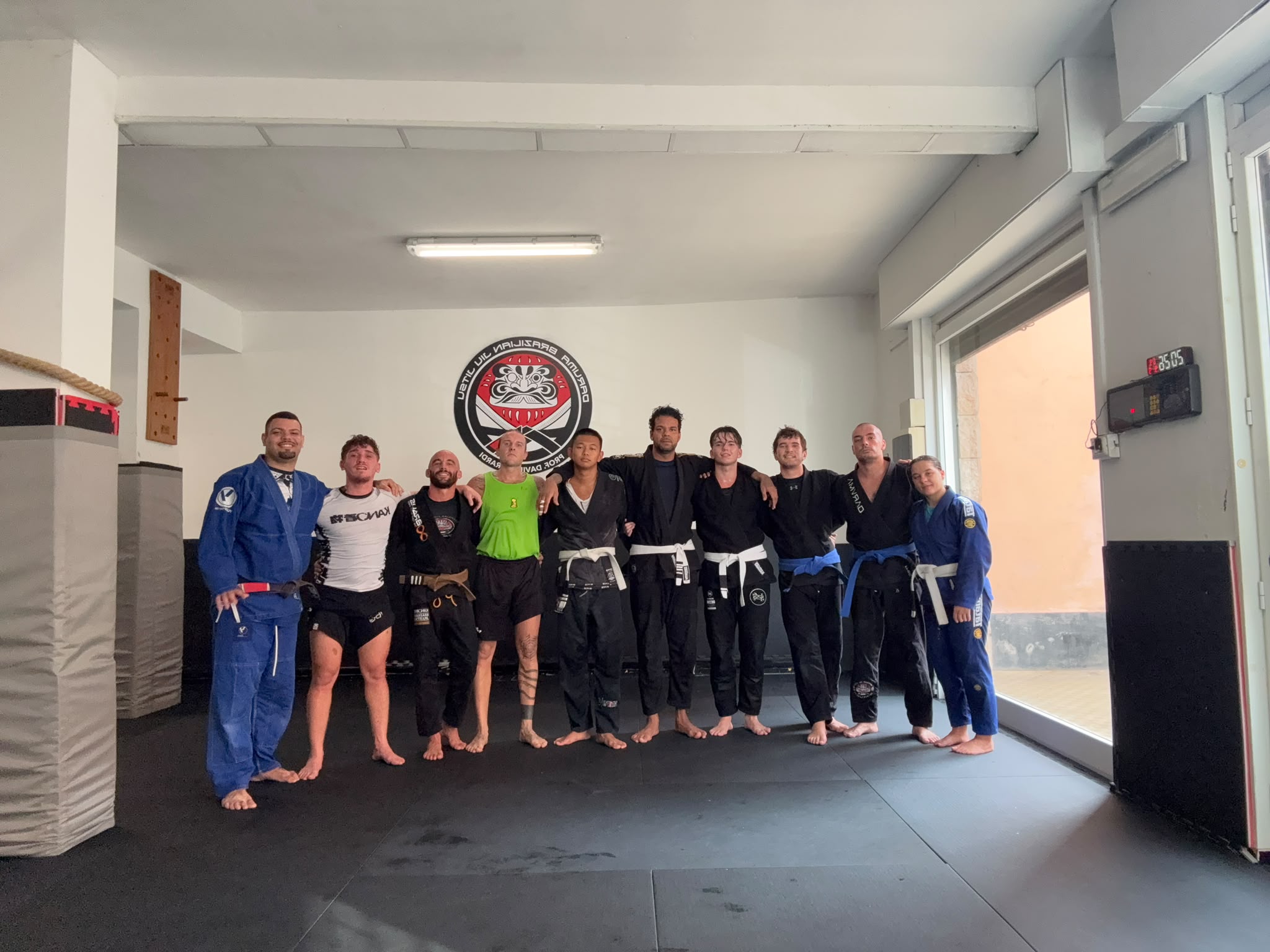 Gruppo della lezione del mattino sul tatami Daruma